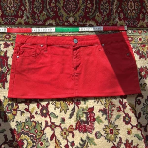 Lågmidjad röd jeanskjol - Lågmidjad röd jeanskjol från Zara woman, den var lång innan men är omsydd till miniskirt så går inte att köpa någon annan stans ❤️💞 storlek 44 men midjemått 46 cm (mer mot M) 🌟