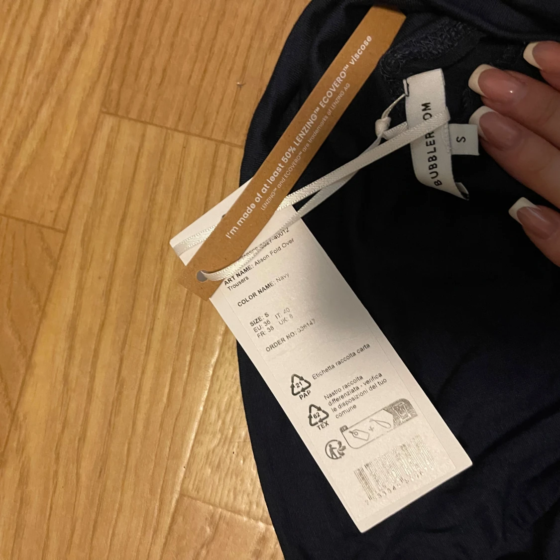 Mörkblå bootcut byxor från bubbelroom - 2