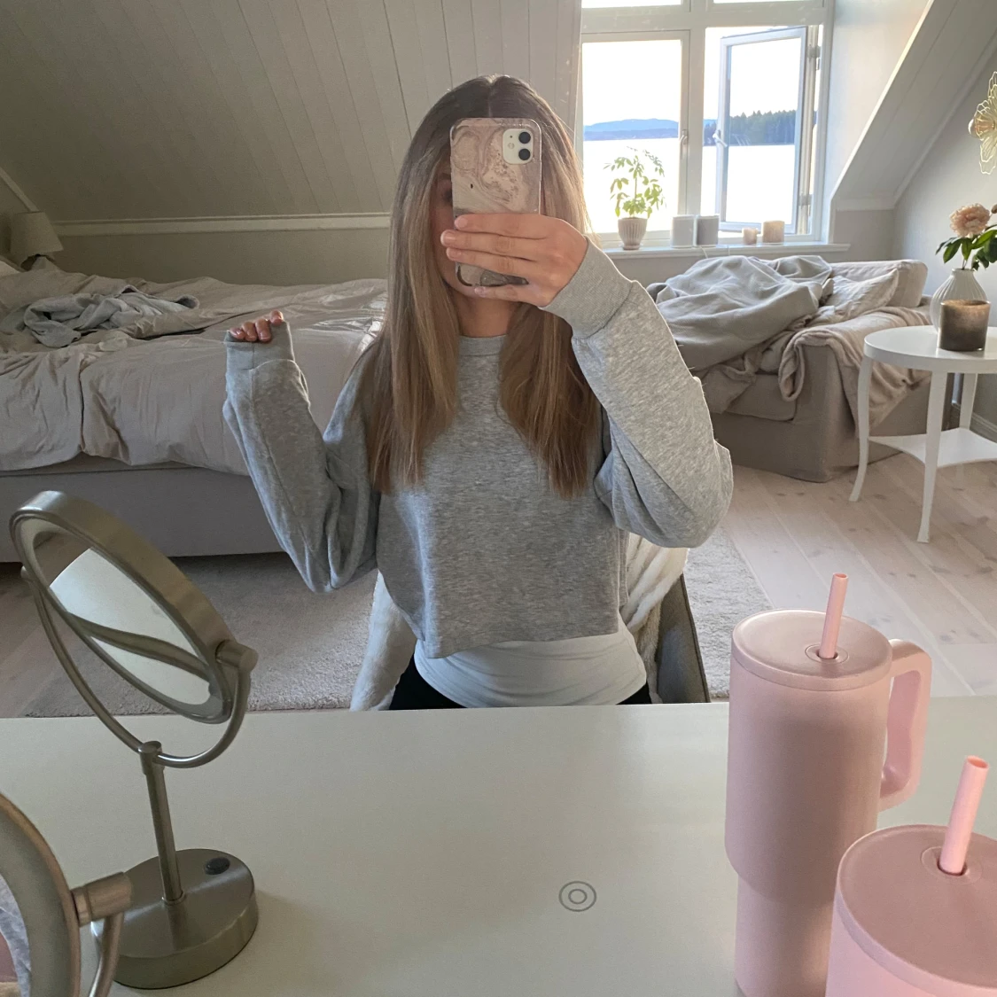 Grå & vit croppad sweatshirt - 1