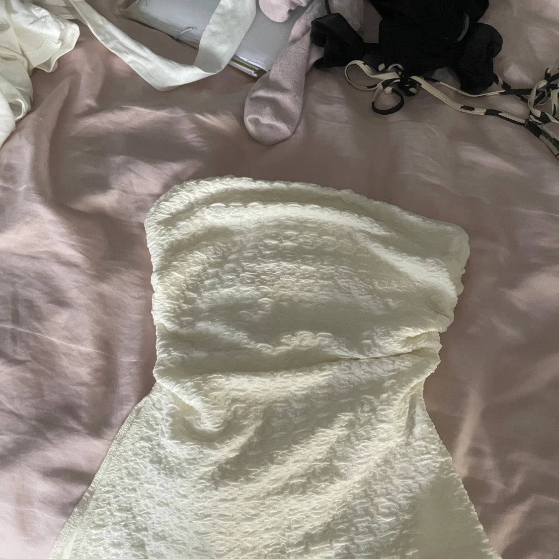 Vit axelbandslös klänning