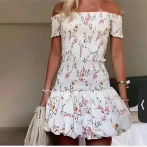 Finaste blommiga klänningen hm💖💖💐 - INTRESSEKOLL!! Finaste klänningen som är så så trendig i storlek L men passar även M och S 💗💗😚med prislapp