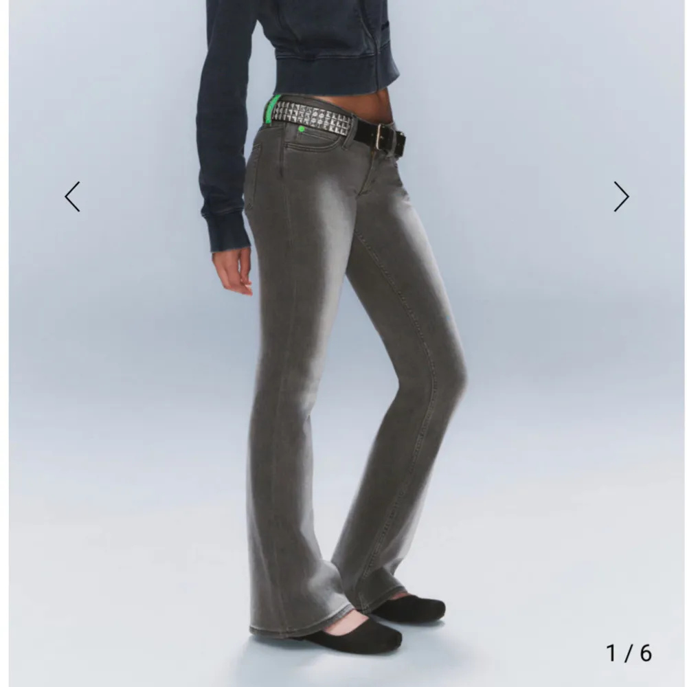 Säljer dessa grå bootcut jeans med låg midja från Weekday! Använda fåtal gånger så i fint skick! Slutsålda!! 💞❤️🔥🌸storlek 27/30 och passar mig som är 164cm ungefär . Farkut & Housut.