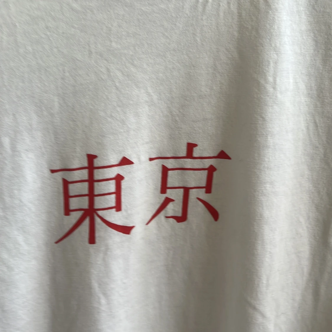 Vit t-shirt med Tokyo-tryck från FB Sister - 3