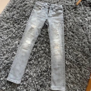 Grå jeans från Jack & Jones - Riktigt feta ljus gråa jeans från Jack and Jones i modellen Glenn, skriv om du har några frågor eller funderingar!