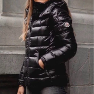 Moncler jacka bady - Har använt en vinter bara så som ny, kan tänka mig gå ner i pris vid snabbköp. Storlek 0 som motsvarar XS