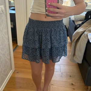 Volangkjol - Snygg blå kjol med leopardmönster och volanger. Så bra inför sommar!💞