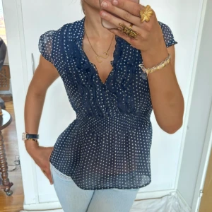 Prickig topp💙 - Sååå snygg och trendig prickig blus! Jag är 168 och de är mina bilder. Köp via köp nu direkt eller Swish, kvar tills markerad som såld 🍒🪩💋🤍