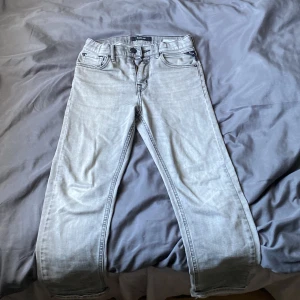 Replay Jeans - Ett par gråa replay jeans som är riktigt feta och funkar bra till dig som vill vara grish och eller laidback. Om du vill ha ett par snygga jeans till sommaren är dessa de du behöver. Skriv till mig vid funderingar!!👐