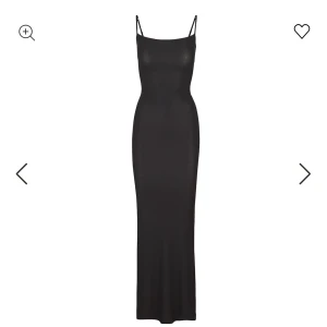 Skims klänning - Så snygg maxi klänning från skims i deras populära modell ”soft lounge long slip dress”. Klänningen är endast testad av mig, men kommer inte till användning. Nypris ca 1200kr! Storlek XXS, men skulle säga att den passar upp till S, då materialet är väldigt stretchigt🤍