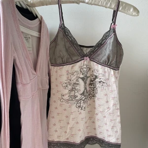 Vintage Vive Maria   - Söt rare vive Maria linne med tryck! En rosett har lossnat på axelbandet 🎀💕