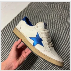 Golden Goose ballstars - Fräscha golden goose skor i modellen  ballstar. Storlek 42  Dom är i nyskick! Köpte här pp plick men dom va för små, har ingen box tyvärr! Pris är ej fast kan sänka vid snabb affär skriv om ni har några frågor