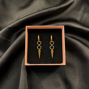 Örhängen i rostfritt stål  - Snygga örhängen i både guld och silver i rostfritt stål. Ett par kostar 69kr. Perfekta för att ge din outfit en snygg touch!Passar både till vardags och fest. Perfekt att ge bort i present eller att själv bära. Våra smycken skickas i en smyckespåse, köp till en presentask för endast 10kr. Vi på Monile UF skänker desutom 10% av våran vinst till Barncancerfonden så genom detta köp så bidrar du även till något större!✨💞