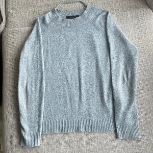 Grå blå stickad tröja från Vero Moda - Säljer en grå stickad tröja från Vero Moda. Tröjan har en klassisk rund hals och långa ärmar enkel att matcha med olika outfits. Skriv vid frågor 💗💗