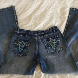 Blå jeans med detaljer - Snygga blå jeans med   detaljer på bakfickorna. Byxorna ä baggy Perfekta p snygga byxor. Pris går å diskutera å normala o storlek