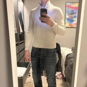 Vit stickad tröja från These Glory Days - Säljer en stilren vit stickad tröja från These Glory Days. Säljer tröja pga att den börjar bli för liten . 