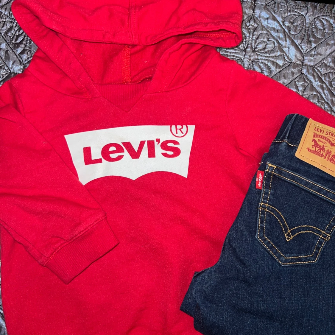 Röd hoodie från Levi's med Jeansbyxor  - 1