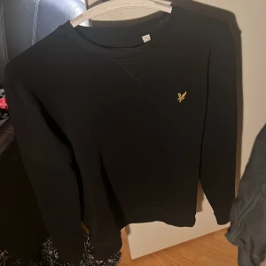 Lyle & Scott Crewneck - Svart lyle & Scott crewneck. Storlek S