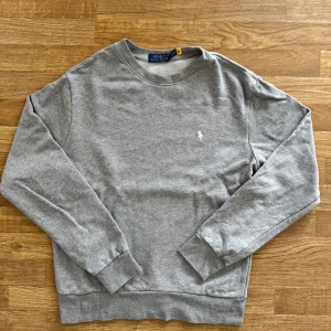 Polo Ralph Lauren tröja - Tröjan är i nyskick och är använd fåtal gånger. Storlek S och passar längden 170 -177. Pris kan diskuteras vid snabb affär👍🏻 Hör av er vid funderingar✅📦