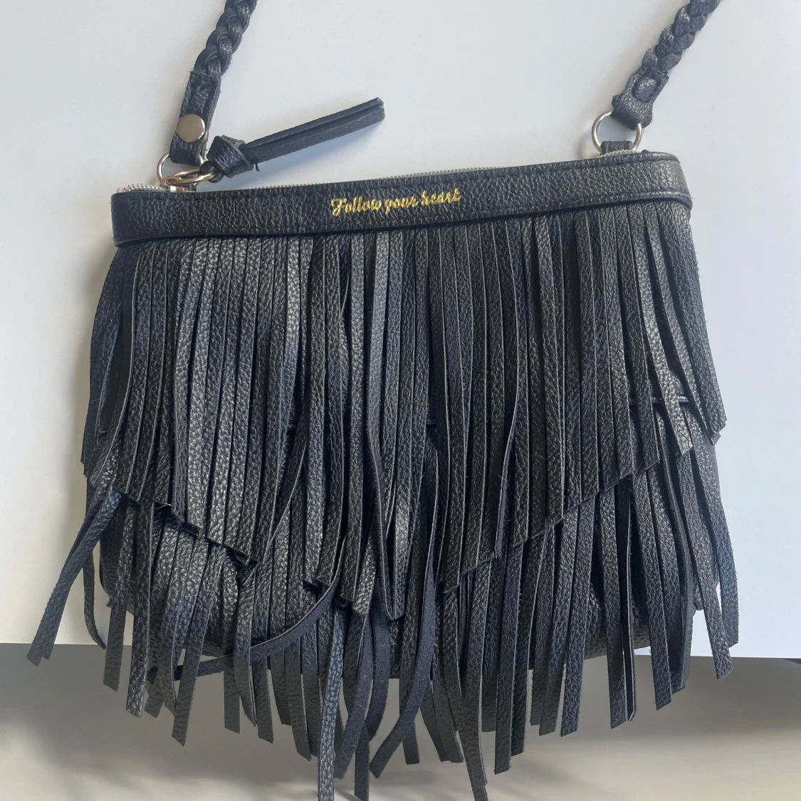 Svart axelväska med fransar