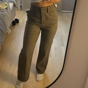 Rutig byxa från KappAhl - Skit snygga högmidjade byxor från KappAhl i ett klassiskt rutigt mönster. Byxorna har en rak passform och är super bekväma!🌸