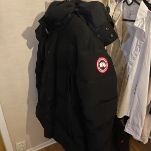  Canada Goose jacka - Säljer en svart Canada Goose jacka med pälskantad huva. Har en väldigt bra skick o Perfekt för kalla vinterdagar.jackan är L men passar m också