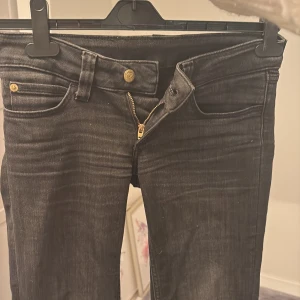 Svarta lowwaist bootcugjeans från Cheap Monday - Snygga svarta lowwaist bootcut populära jeans från weekday Cheap Monday som är slutsålda i alla storklekar, säljer pga att de är försmå💞W26 L30