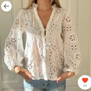 Blus  - Säljer denna jättefina blusen så den inte satt som jag tänkte, skriv privat för fler bilder🫶🏻