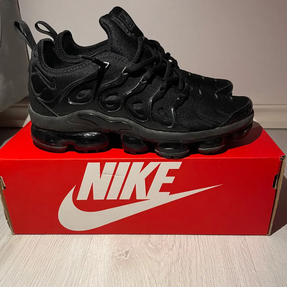 Säljer ett par svarta Nike vapormax.har användigt de ett litet tag men har valt att sälja de pga de har blivit för små för mig.Skorna är i bra skick.Priset kan diskuteras via Dm. Kengät.