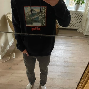 Svart hoodie med tryck från Dark Woods - Säljer en svart hoodie från Dark Woods med ett stort tryck av ett bergslandskap på framsidan. Hoodien har en klassisk passform med känguruficka och justerbar huva. Perfekt för en avslappnad stil. 🏞️STORLEK - M🩶 PRIS går att diskutera! Skriv om du har frågor 🫶🤍