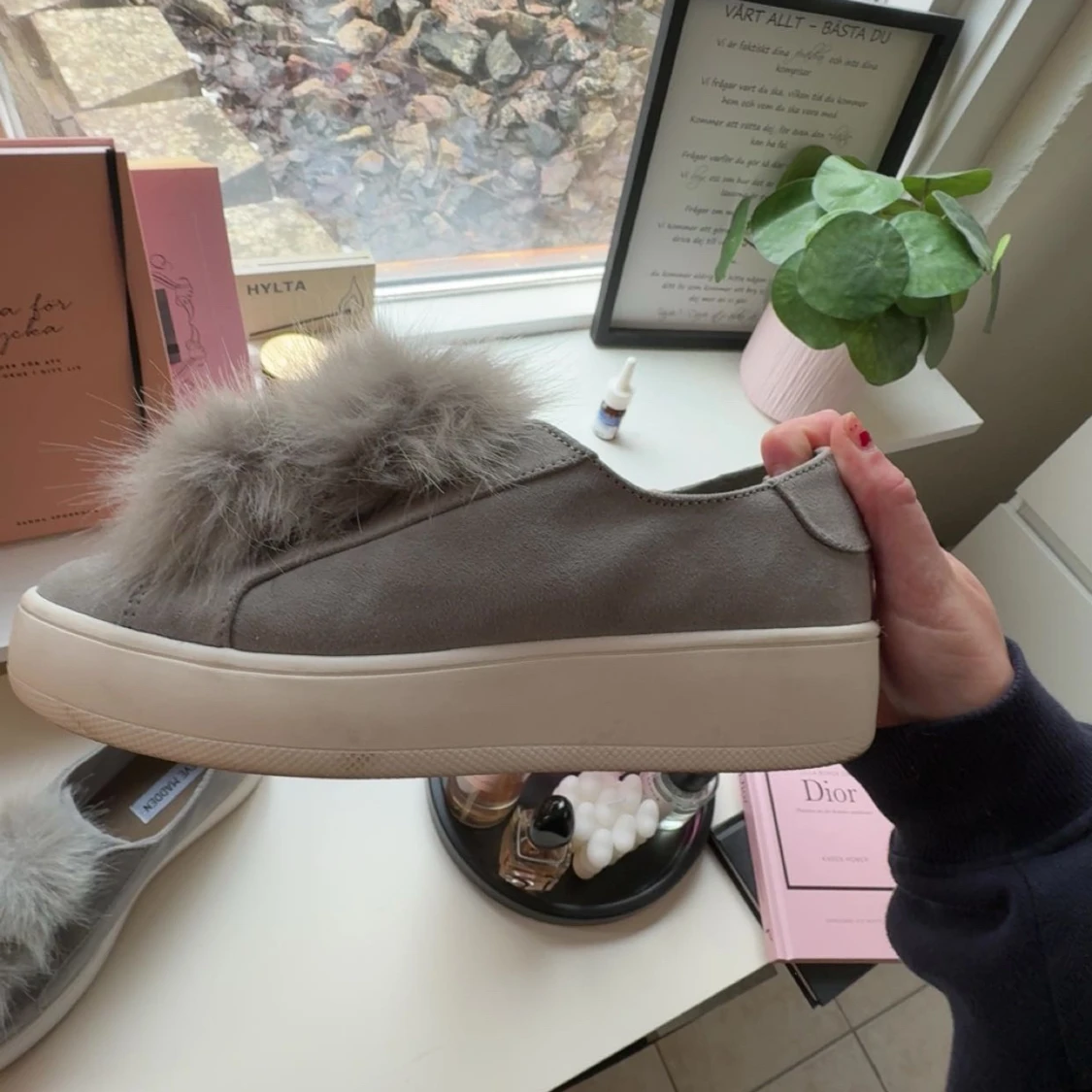 Grå sneakers med pälsdetalj från Steve Madden - 2