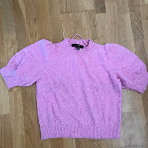 Rosa stickad tröja med puffärmar - Söt rosa stickad tröja med puffärmar från Vero Moda, jätteskönt och mysigt material. Vid frågor så hör av dig🙏🏼