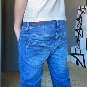 Dondup jeans - Säljer dessa dondup jeansen | modell: George | storlek: 30/32. | bredd: 40 cm | längd: 101 cm |passar mellan 165-180 cm | W30 men sitter som W28/29 | skick: 9/10 | nypris: 3899kr | sitter som slim/skinny | ända defekten är öppna sömmar | skriv vid frågor/funderingar!  Först till kvarn! Pris kan diskuteras vid snabb affär! Kom med bud!