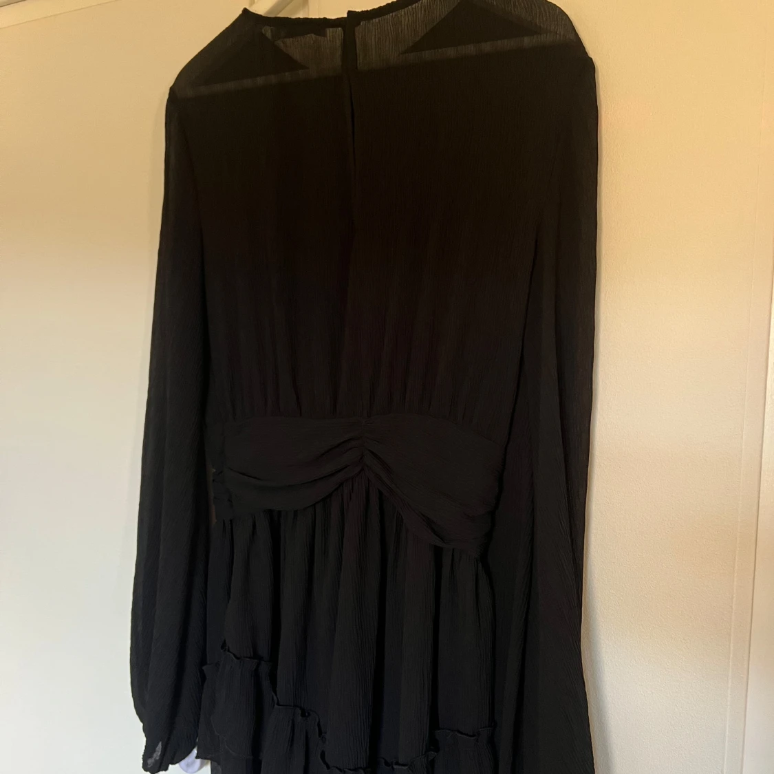 Svart klänning med volangdetaljer - 4