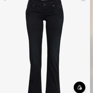 Svarta LTB jeans  - Snygga svarta LTB  bootcut jeans med låg midja och klassisk femficksdesign. Perfekta för en stilren look. De har en dragkedja och knapp framtill.