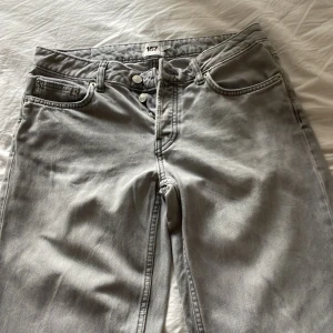 Grå jeans - Snygga grå jeans från lager 157 i designen icon. Nästan helt oanvända men har slitage på slutet av jeansen. Skriv privat för fler bilder❤️