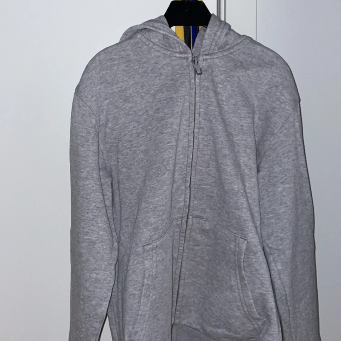 Grå hoodie från H&M