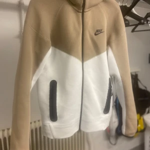 Beige och vit huvtröja från Nike - Storlek S, skick 9,9/10, använt 2 ggr, har kvitto pris 650 nypris 1500 kr