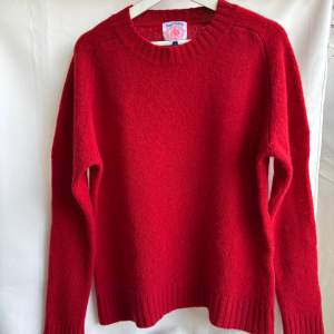 Ikonisk tröja från amerikanska J. Press i fin röd färg och dess kändaste Shaggy Dog-look! I väldigt gott skick, inga skavanker! Size L, passar även size M. 100% Shetland Wool. Fullpris 2699kr. Kan mötas i Sthlm eller Uppsala! Ärm (armhåla till ärmslut): 52cm Längd: 67cm Bröst (armhåla till armhåla): 56cm Midja: 50cm