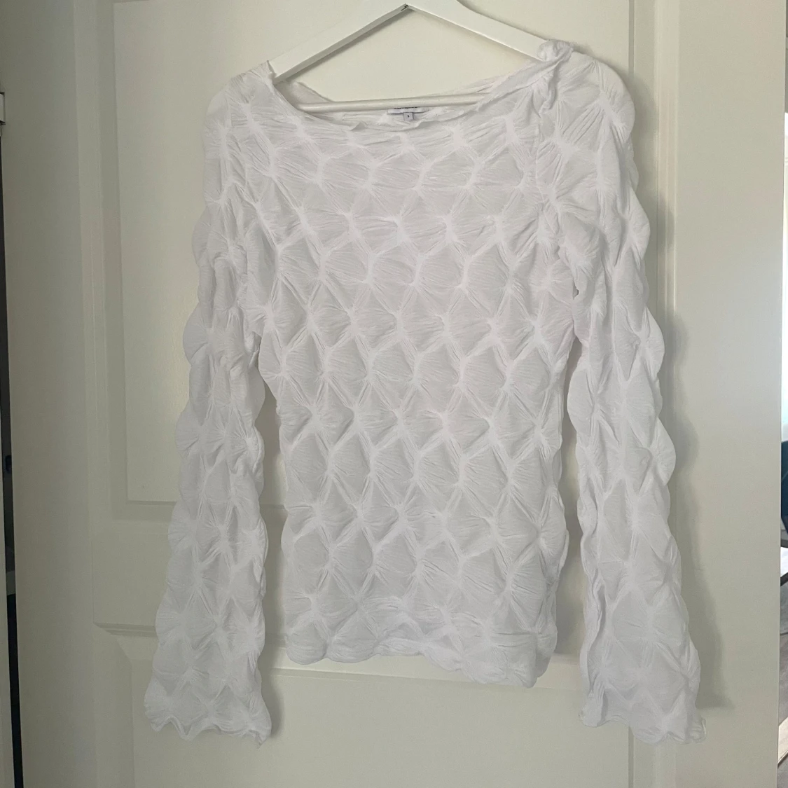 Vit långärmad topp med textur - 2