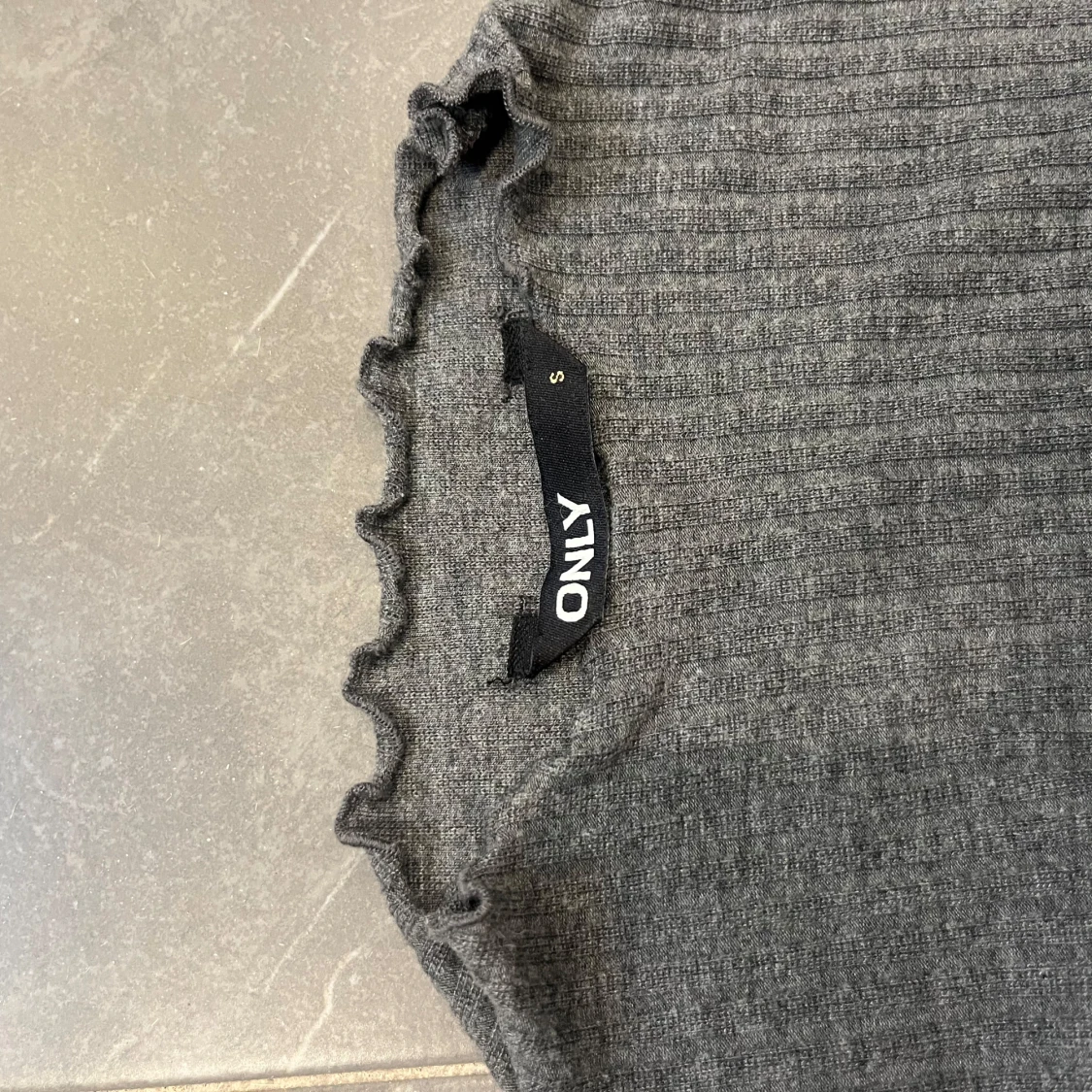 Grå ribbad tröja från ONLY - 1