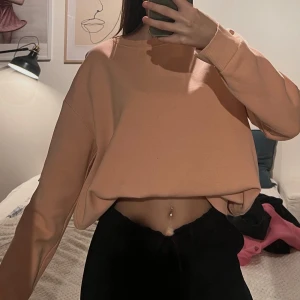 Baby pink sweatshirt - Säljer en rosa sweatshir med långa ärmar från H&M 