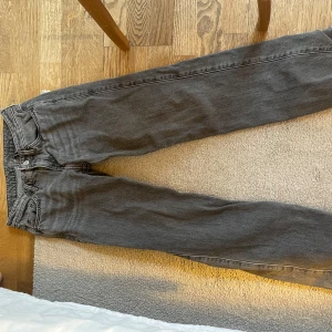 Grå lågmidjade jeans  - Så fina jeans från weekday, i ” arrow” de är  lösa men inte för baggy. Använda ca 3/4 ggr och inga defekter ❤️