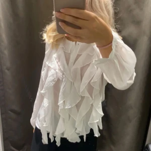 Blus från Zara - Superfin blus som passar till allt, tyvärr för liten för mig❣️storlek S men skulle säga xs, fint skick!
