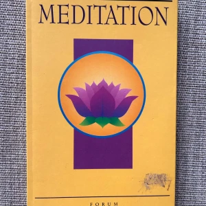 Meditation - Boken 'Meditation' från Forum ger en klar och praktisk guide till meditation i vardagen. Den täcker meditationstekniker, andning och avancerade metoder. Perfekt för nybörjare. Märke där prislappen suttit, boken annars oläst och sidorna i nyskick.