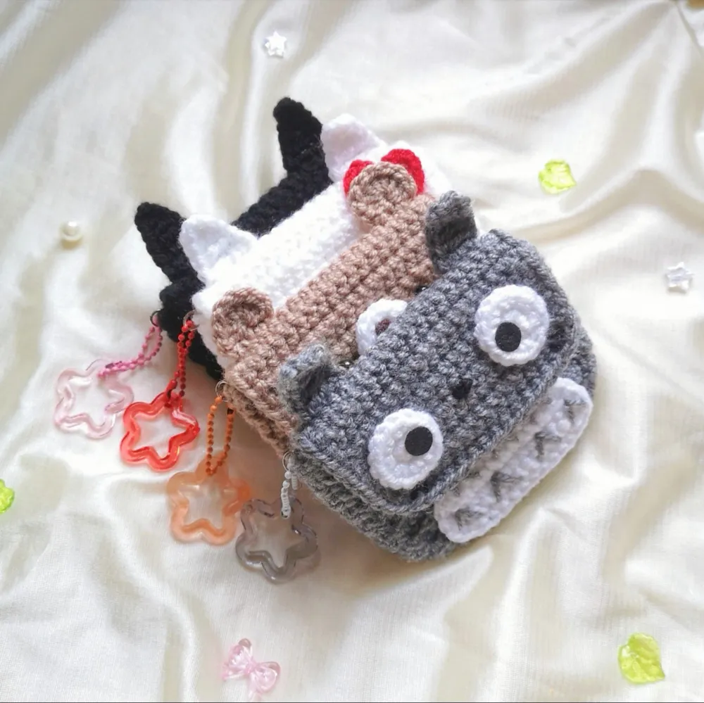 Supersöt plånboks pouch av Totoro med stjärnformad charm. Perfekt att förvara kort, nycklar, läppglans och stängs med kardborreband! 💌 Frakt 22kr via swish eller använd KÖP NU! Postas inom 2 dagar efter betalning 🤗. Asusteet.