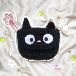 Jiji Mini Pouch Wallet 💓 - Supersöt Jiji (från Kiki's Delivery Service) plånboks pouch med stjärnformad charm. Perfekt att förvara kort, nycklar, läppglans och stängs med kardborreband! 💌 Frakt 22kr via swish eller använd KÖP NU! Postas inom 2 dagar efter betalning 🤗 