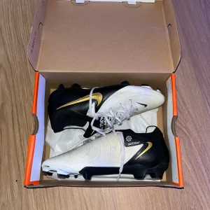 Nike Phantom GX II Pro FG - Nike Phantom GX II Pro FG in great condition. Worn just a couple of times. They are a bit dirty from the grass but otherwise they are like brand new. Ask for more information or pics if needed. We can talk about the price. Bought them for 140€