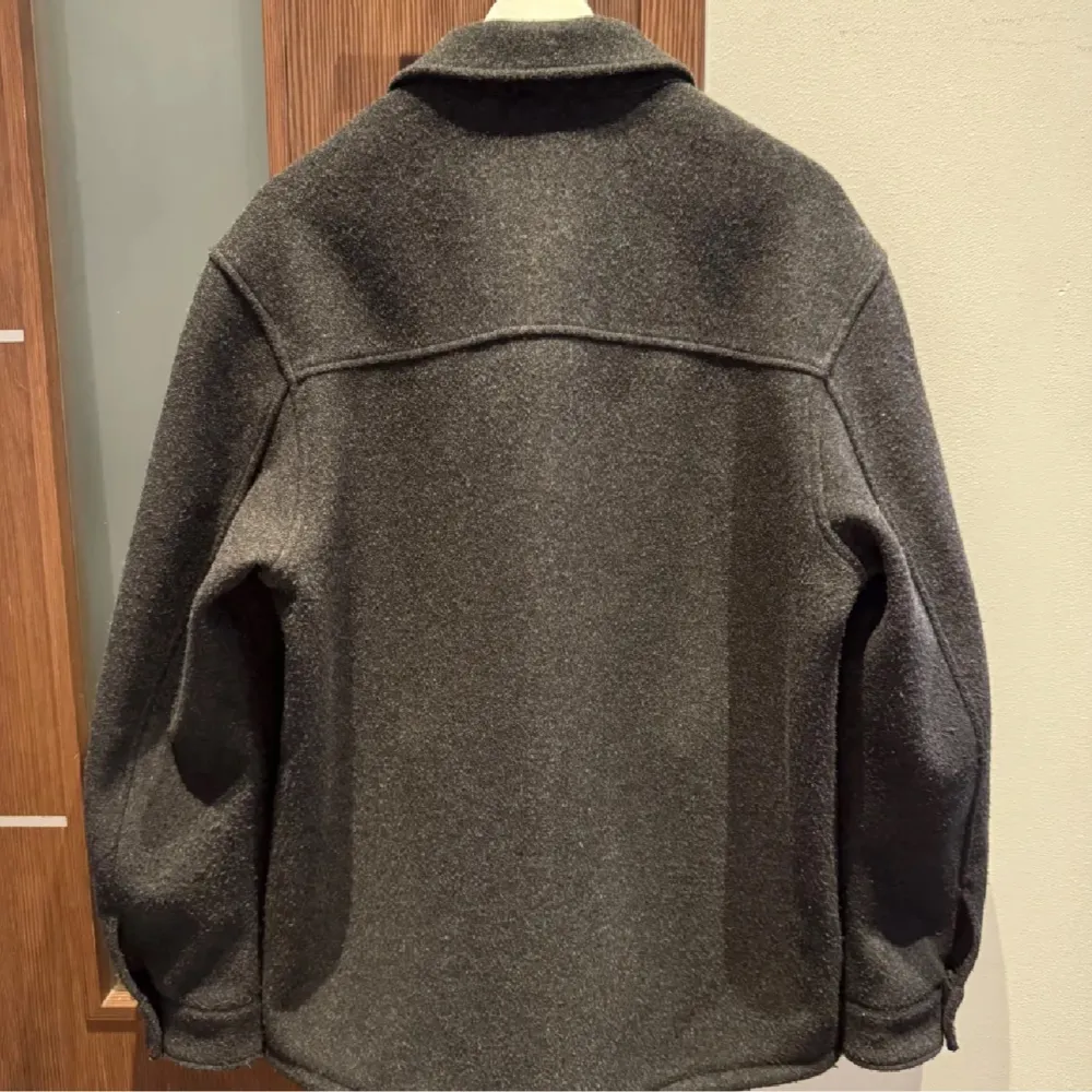 Säljer en stilren grå overshirt från Zara. Funkar perfekt i vår vädret. Knappt använd och säljs för att den var för stor. Nypris 1299kr. Takit.