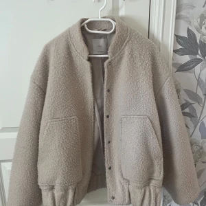 Beige bomberjacka  - Säljer en jättefin beige bomberjacka från mango i Stl S