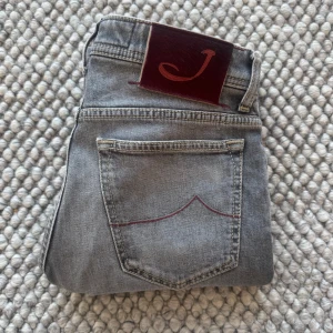 JACOB COHEN JEANS - Jacob Cohen Jeans - Storlek: 30, Benlängd 102cm, midja 38cm - Modell: 688 Slim fit - Nypris 5000kr - deluxecloset